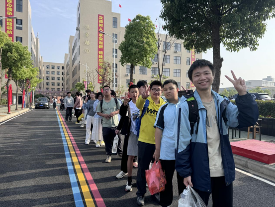欢乐谷之行，欢乐与成长同行——2025年春季研学之旅